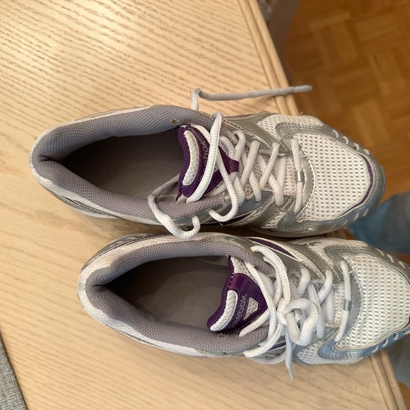 VINTAGE REEBOK RUNNING SHOES - Picture 8 of 10